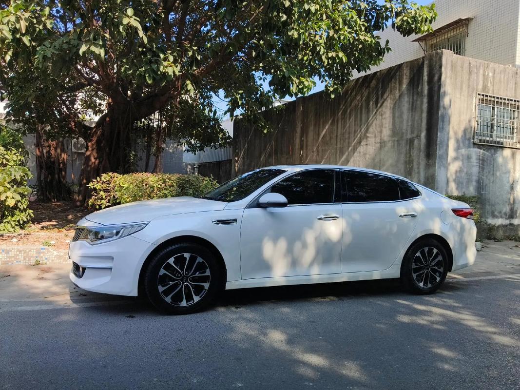 白色起亚k5,白色起亚k5不是坏美女开的吗