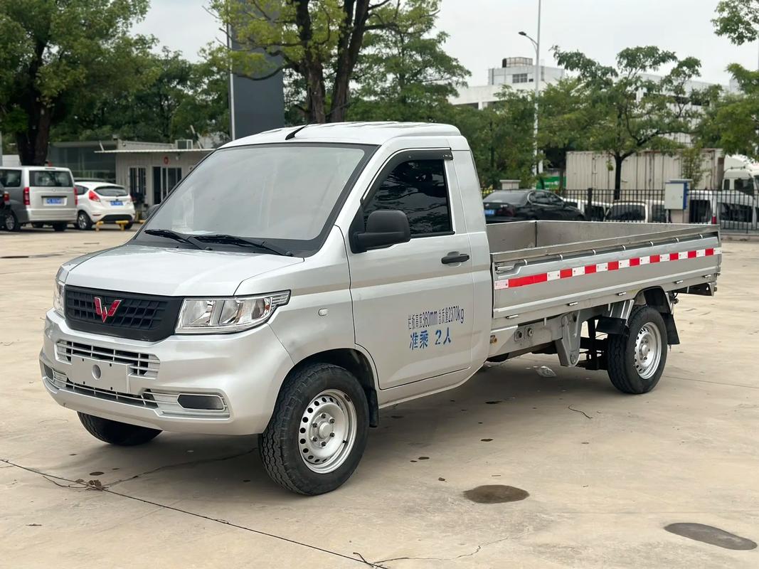 五菱荣光最便宜的一款多少钱／五菱荣光最便宜的一款多少钱啊