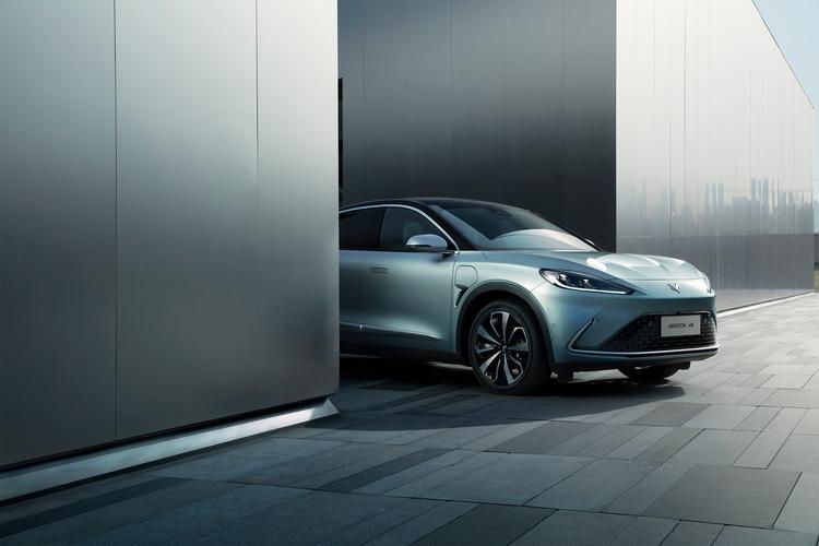 北汽极狐电动汽车图片(极狐属于杂牌还是名牌)